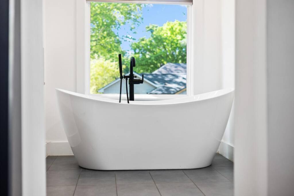 Designer Home: King Beds, Luxe Bath+Free Parking! Atlanta Exteriér fotografie