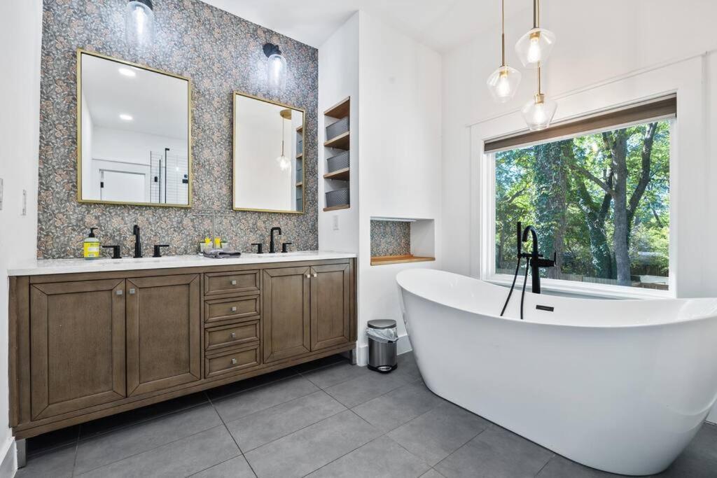 Designer Home: King Beds, Luxe Bath+Free Parking! Atlanta Exteriér fotografie